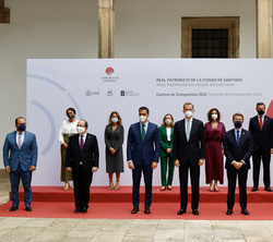 Fotografía de grupo de los asistentes a la reunión del Patronato de la Ciudad de Santiago de Compostela