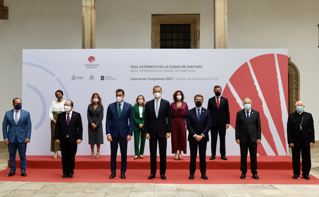 Fotografía de grupo de los asistentes a la reunión del Patronato de la Ciudad de Santiago de Compostela