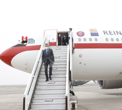 Su Majestad el Rey a su llegada a la Base Aérea de El Callao, Lima