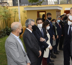 Don Felipe recibe el saludo del personal diplomático de la Embajada de España