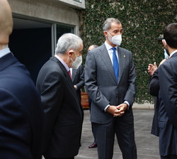 Su Majestad el Rey conversa con miembros de la colectividad española
