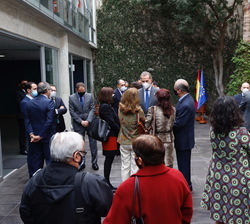 Don Felipe durante el encuentro con una representación de la colectividad española en la República de Perú