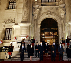 Su Majestad el Rey junto al presidente de la República del Perú, Francisco Sagasti y los jefes de Estado y representantes asistentes al acto de homena