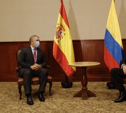 Su Majestad el Rey con el Presidente de la República de Colombia, Iván Duque, durante el encuentro mantenido en Lima