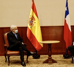 Don Felipe durante el encuentro mantenido en Lima con el Presidente de la República de Chile, Sebastián Piñera