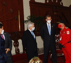 Su Majestad el Rey conversa con el Presidente de la República de Chile, Sebastián Piñera, y con algunos miembros de la Compañía de Bomberos Voluntario