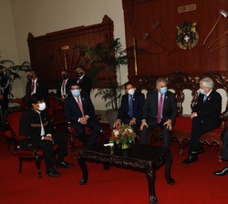 Su Majestad el Rey conversa con los jefes de Estado y de Gobierno asistentes a la toma de posesión del Presidente de la República del Perú, Pedro Cast