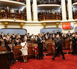 Su Majestad el Rey aplaude al Presidente Electo de la República del Perú, Pedro Castillo, en el momento de su entrada al hemiciclo