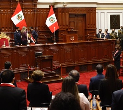 Momento en el que le imponen la banda presidencial al Presidente de la República del Perú, Pedro Castillo