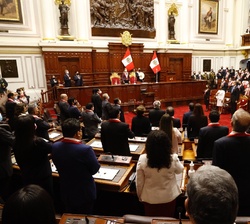 Vista general del hemiciclo durante la interpretación del Himno Nacional