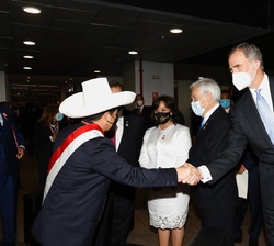 Don Felipe recibe el saludo del Presidente de la República del Perú, Pedro Castillo, antes del almuerzo ofrecido en honor de los jefes de Estado y de 