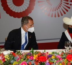 Su Majestad el Rey conversa con el Presidente de la República del Perú, Pedro Castillo, momentos antes del almuerzo ofrecido en honor de los jefes de 