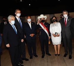 Don Felipe acompañado por el Presidente de la República del Perú, la Primera Dama del Perú, y por algunos jefes de Estado y de Gobierno, antes del alm