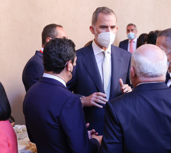 Su Majestad el Rey conversa con un grupo de asistentes a la Conferencia de Presidentes