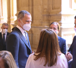 Su Majestad el Rey mantiene una conversación con el presidente del Gobierno