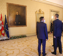 Su Majestad el Rey en el interior del ayuntamiento de Salamanca ante un retrato suyo