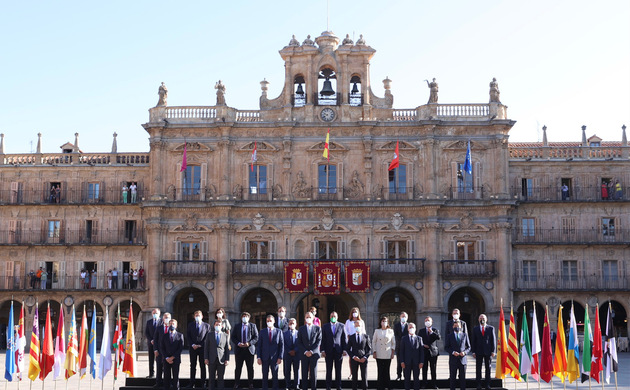 Su Majestad el Rey junto a los presidentes y autoridades asistentes a la Conferencia de Presidentes