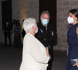 Su Majestad la Reina conversa con la actriz y escritora, Judi Dench, y el director de cine, Stephen Frears