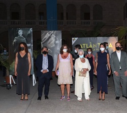 Fotografía de grupo de Doña Letizia con las autoridades asistentes al acto