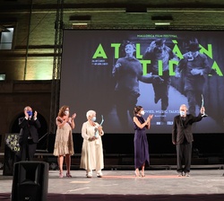 Los premiados tras recibir de manos de Su Majestad la Reina el premio Master of Cinema 2020 y 2021 