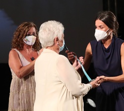 Su Majestad la Reina hace entrega del premio Master of Cinema 2021, a la actriz y escritora, Judi Dench