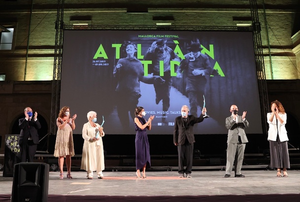 Los premiados tras recibir de manos de Su Majestad la Reina el premio Master of Cinema 2020 y 2021 