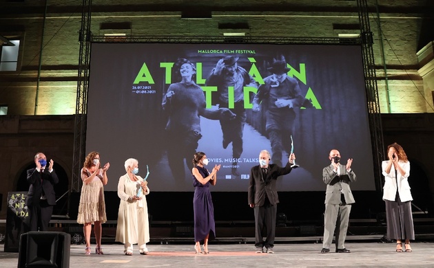 Los premiados tras recibir de manos de Su Majestad la Reina el premio Master of Cinema 2020 y 2021 