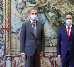 Su Majestad el Rey acompañado del alcalde de Palma, José Francisco Hila, durante la audiencia mantenida en el Palacio Real de la Almudaina