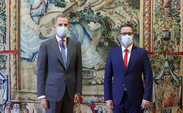 Su Majestad el Rey acompañado del alcalde de Palma, José Francisco Hila, durante la audiencia mantenida en el Palacio Real de la Almudaina