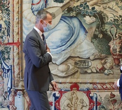 Don Felipe recibe el saludo del presidente del Parlamento de las Illes Balears, Vicenç Thomàs i Mulet