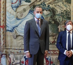 Su Majestad el Rey acompañado del presidente del Parlamento de las Illes Balears, Vicenç Thomàs i Mulet, durante la audiencia mantenida en el Palacio 