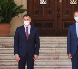 Su Majestad el Rey y el presidente del Gobierno antes de mantener el despacho en el Palacio de Marivent