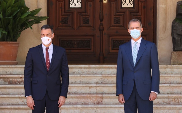 Su Majestad el Rey y el presidente del Gobierno antes de mantener el despacho en el Palacio de Marivent