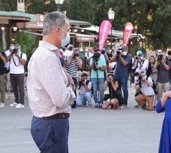 Don Felipe recibe el saludo de la presidenta de las Illes Balears, Francina Armengol, a su llegada al Centro de Interpretación del Paraje Natural de l