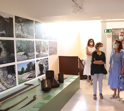 Los Reyes y sus hijas, la Princesa de Asturias y la Infanta Sofía, en un momento de la visita que han realizado al centro de interpretación