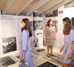 Don Felipe, Doña Letizia y sus hijas, la Princesa Leonor y la Infanta Sofía recorren el centro de interpretación