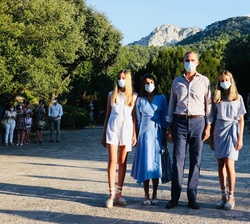 Don Felipe, Doña Letizia y sus hijas, la Princesa Leonor y la Infanta Sofía inician el recorrido por la ruta del Monte del Rosario