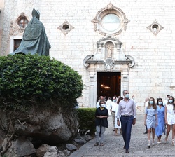 Sus Majestades los Reyes y Sus Altezas Reales la Princesa de Asturias y la Infanta Doña Sofía a la salida de la Basílica del Santuario de Lluc