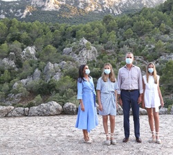 Don Felipe, Doña Letizia y sus hijas, la Princesa Leonor y la Infanta Sofía en un momento de su recorrido por el Monte del Rosario