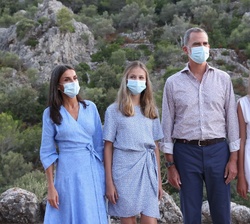 Sus Majestades los Reyes y Sus Altezas Reales la Princesa de Asturias y la Infanta Doña Sofía durante su recorrido por el Monte del Rosario