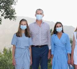 Los Reyes, la Princesa de Asturias y la Infanta Sofía, durante la ruta realizada por el Monte del Rosario desde donde se observa la Serra de Tramontan