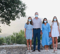 Sus Majestades los Reyes y Sus Altezas Reales la Princesa de Asturias y la Infanta Sofía durante su recorrido por el Monte del Rosario donde se puede 