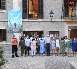 Los Reyes, la Princesa de Asturias y la Infanta Sofía, acompañados de la Corporación Municipal del Ayuntamiento de Escorca y de las autoridades asiste