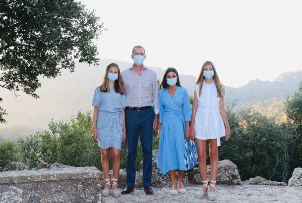 Sus Majestades los Reyes y Sus Altezas Reales la Princesa de Asturias y la Infanta Sofía durante su recorrido por el Monte del Rosario donde se puede 