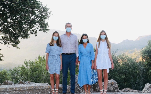 Sus Majestades los Reyes y Sus Altezas Reales la Princesa de Asturias y la Infanta Sofía durante su recorrido por el Monte del Rosario donde se puede 