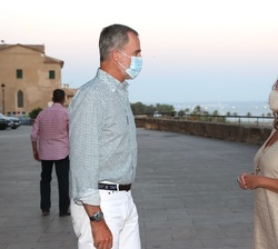 Don Felipe recibe el saludo de la presidenta de las Illes Balears, Francina Armengol