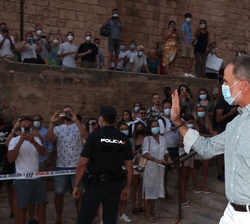 El Rey recibe el cariño de varias personas a su llegada al recinto de Ses Voltes del Parc de la Mar