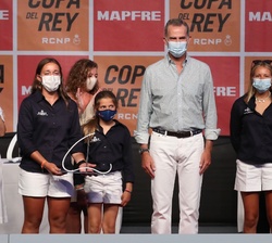 Don Felipe entrega el premio a las ganadoras de la clase Mallorca Sothesby Womens Class Cup