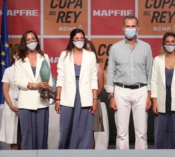 El Rey hace entrega del premio a las vencedoras de la clase Herbalife Nutrition J70