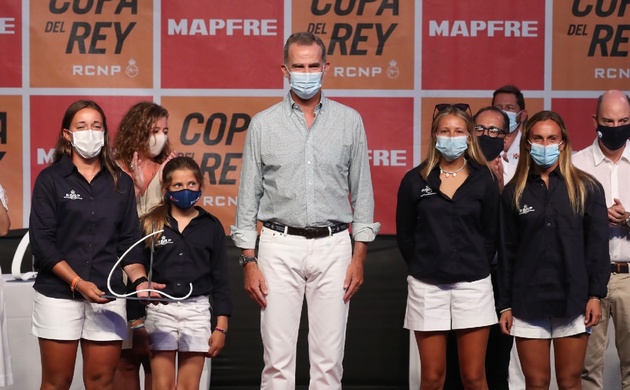 Don Felipe entrega el premio a las ganadoras de la clase Mallorca Sothesby Womens Class Cup